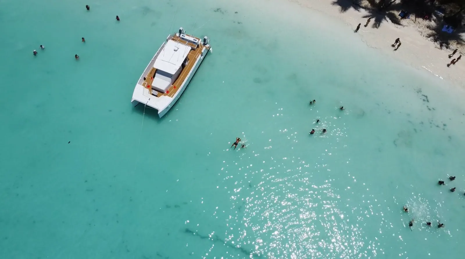 La piscina natural desde el aire, con la gente en el agua junto a La Saoneta