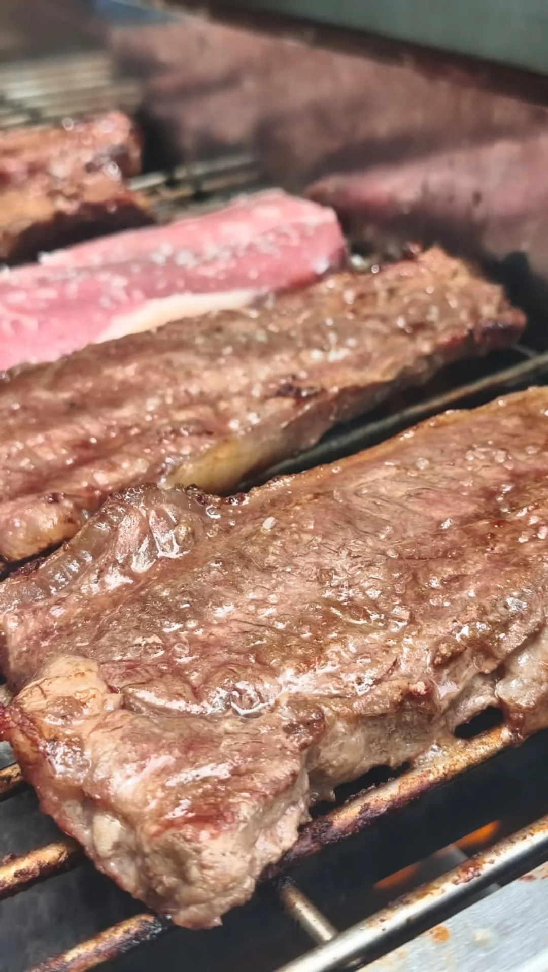 El asado argentino en la parrilla de a bordo